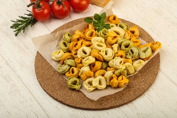 Tortellini crudo sobre tabla de madera —  Fotos de Stock