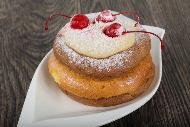 Tatlı krep kiraz ile