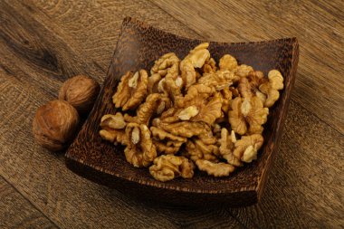 Kabın içinde açık ceviz