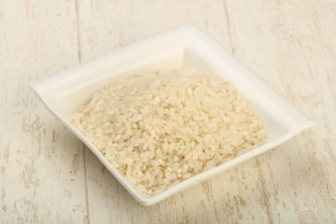 Çiğ pirinç yığın kabın içinde