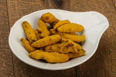 Tumeric kökü kabın içinde