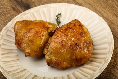 Kızarmış tavuk butları.