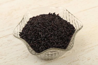 Kabın içinde siyah yabani pirinç