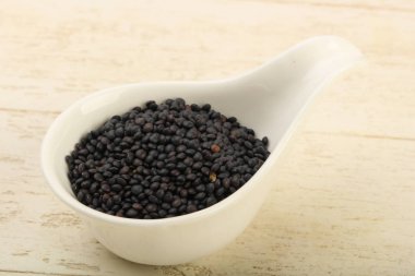 Kabın içinde siyah mercimek 