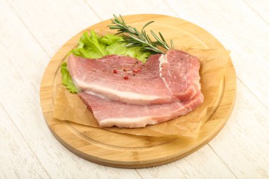 pişmemiş domuz biftek