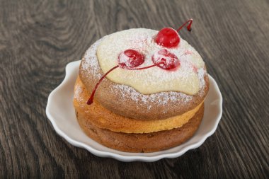 Tatlı krep kiraz ile