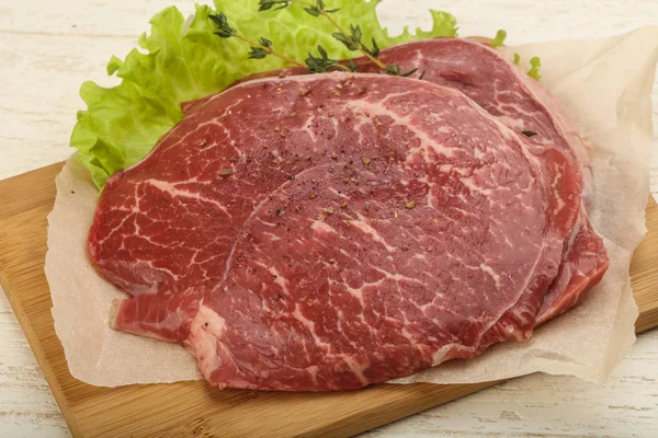 Schnitzel de carne cruda — Foto de Stock