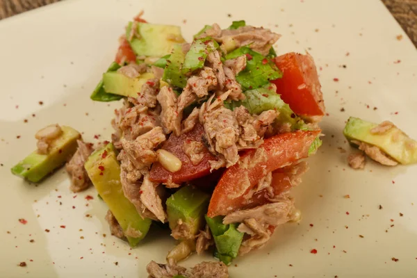 Салат из тунца и авокадо — стоковое фото