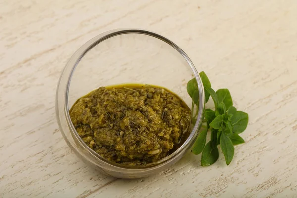 Pesto sos kabın içinde