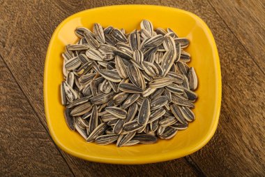 Kabın içinde ayçiçeği tohumu