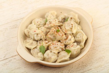 Otlar ile haşlanmış mantı