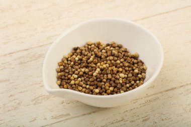 Kabın içinde kişniş tohumu