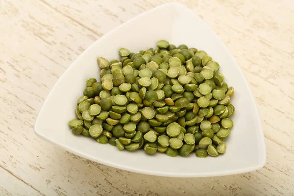 Green peas in the bowl — Stock Photo, Image