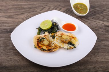 Ispanak ile pişmiş tarak