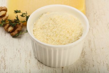 Parmesan peyniri rendesi