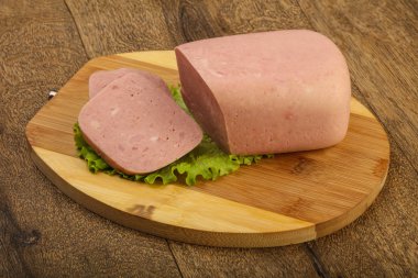 Lezzetli dilimlenmiş jambon sosis