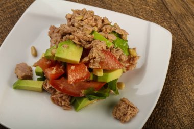 Ton balığı ve Avokado salatası