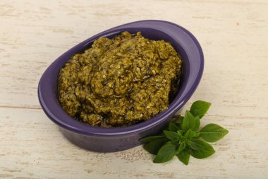 Pesto sos kabın içinde