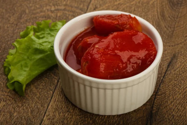 Tomates pelados en el bowl —  Fotos de Stock