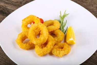 Kızarmış kalamar halkaları