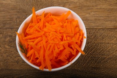 Kabın içinde rendelenmiş havuç 