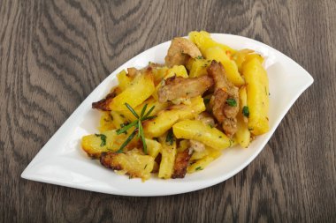 Domuz eti ile kızarmış patates