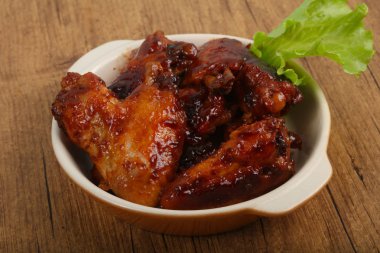 Kızarmış tavuk kanadı.