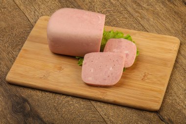 Lezzetli dilimlenmiş jambon sosis