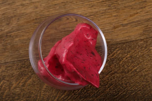 Вкусный ягодный кремовый мусс — стоковое фото
