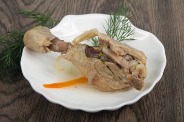 Haşlanmış tavuk budu