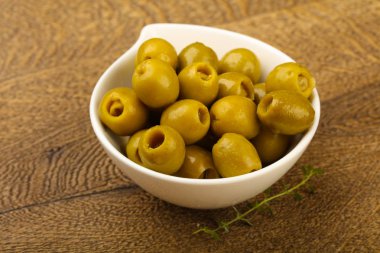 Kabın içinde dolma zeytin