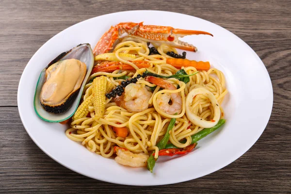 Spaghettis de fruits de mer aux moules — Photo