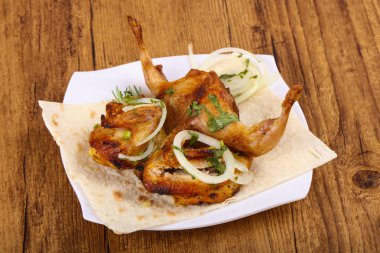 Soğan ve maydanoz ile kızarmış bıldırcın