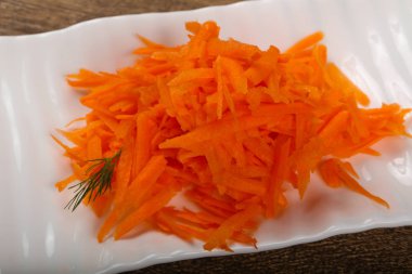 Kabın içinde rendelenmiş havuç 