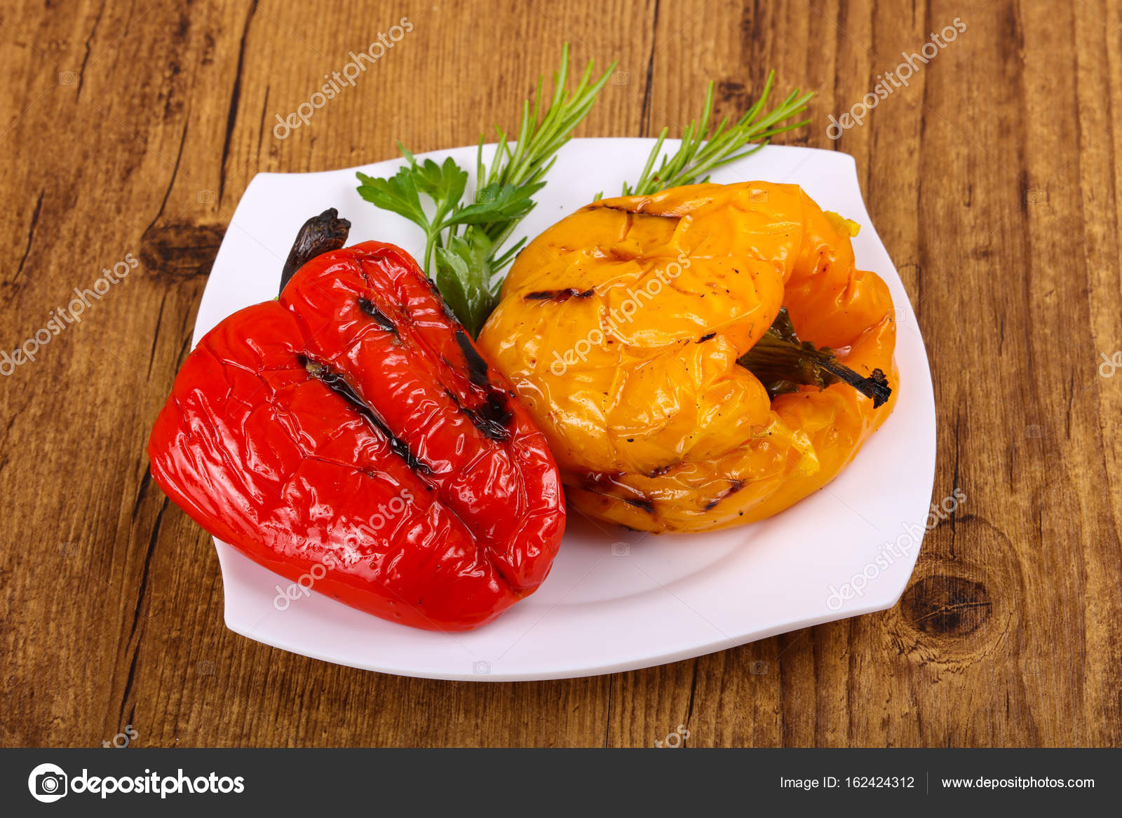 перец жареный на гриле. перец на гриле. болгарский перец. запеченный перец на гриле. перец на гриле решетке.