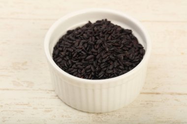 Kabın içinde siyah yabani pirinç