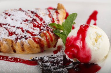 Tatlı Strudel dondurma ile