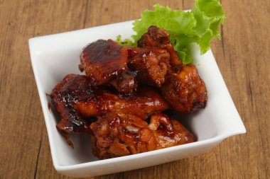 Kızarmış tavuk kanadı.