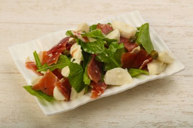 Proscuitto ile lezzetli salata