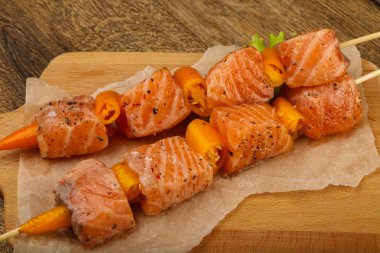 Çiğ somon şişleri