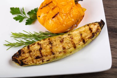 Kızarmış kabak biber ile