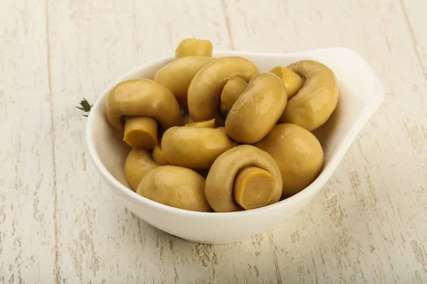 Champignons marinés dans le bol — Photo