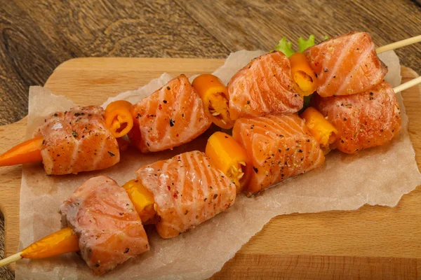 Çiğ somon şişleri