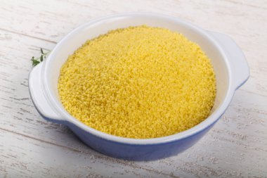 Kabın içinde ham kuskus 