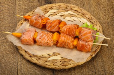 Çiğ somon şişleri