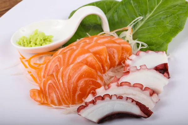 Lax och bläckfisk sashimi — Stockfoto