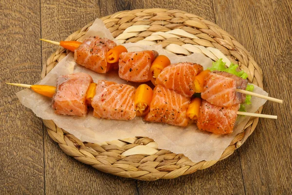 Çiğ somon şişleri