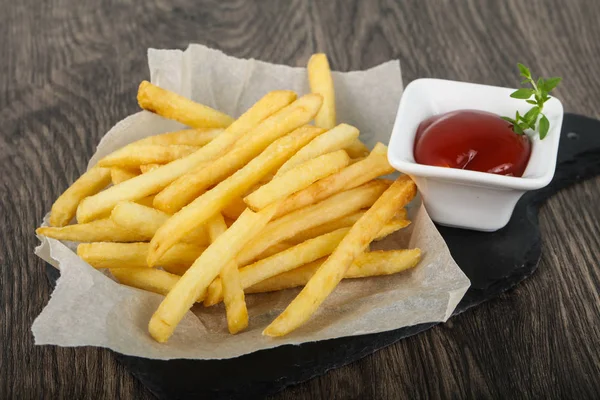 Frietjes met ketchup — Stockfoto