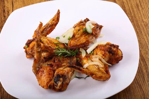 Kızarmış tavuk kanadı.