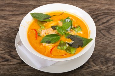 Fesleğen yaprakları ile kırmızı köri